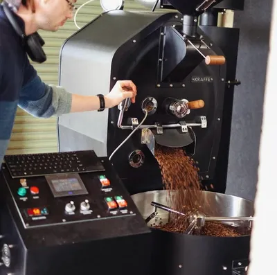 Torréfacteur commercial Kraffe en action chez Etude Coffee au Royaume-Uni