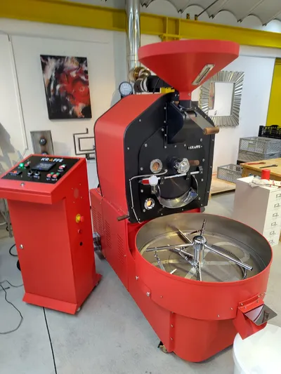 Tostadora comercial de café Kraffe de 12 kg instalada en planta de tostado