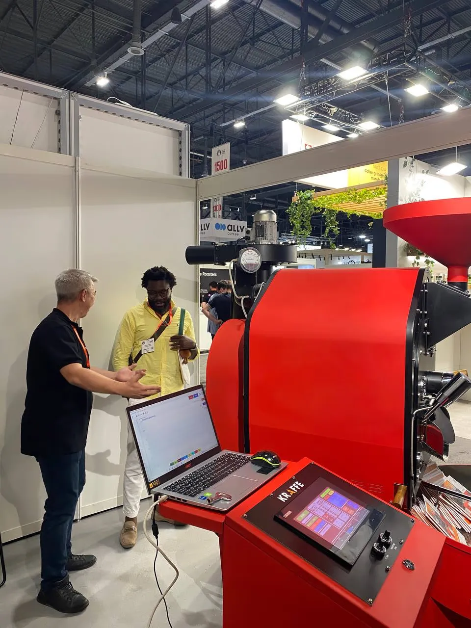 L'équipe et le stand de Kraffe Roasters au World of Coffee à Genève 2025